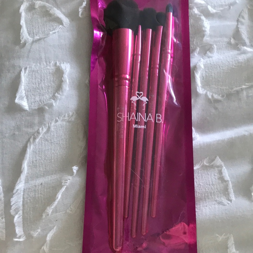 SHANA B. Make up Brushes 😎🌷🌺 - Picture 2 of 7
